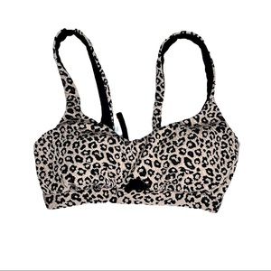 EUC Time and Tru textured fabric leopard print bikini top